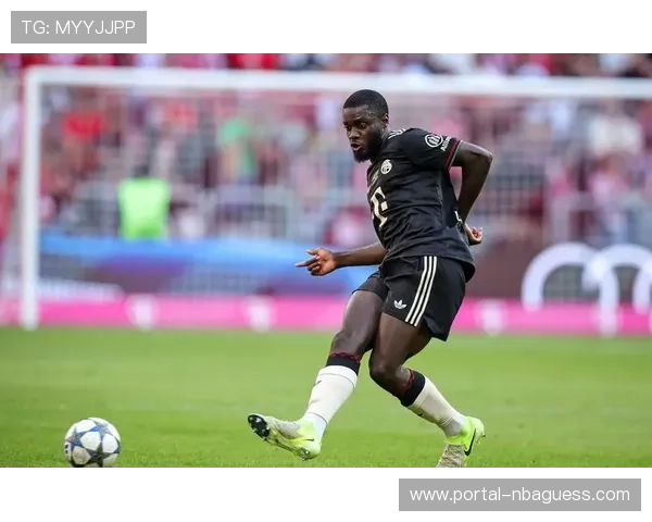 拜仁慕尼黑与于帕梅卡诺续约至2030年，法国后卫留队