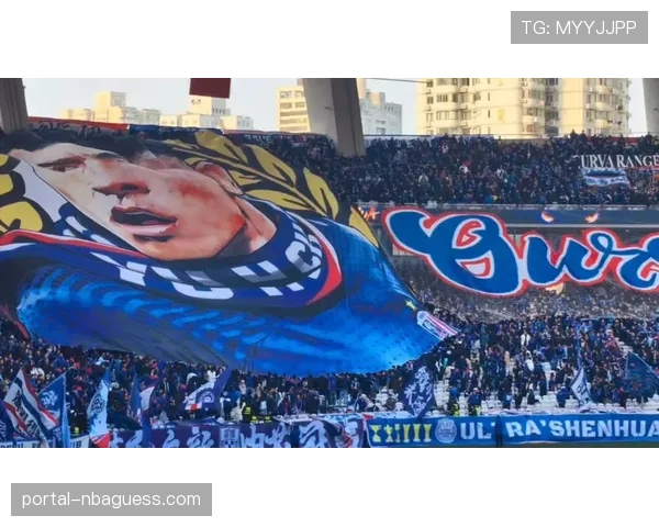 山东泰山客场球迷远征军在看台展示巨幅TIFO,致敬球队历史